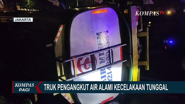 Truk Tangki Air Mineral Terguling di Jalan Gatot Subroto Usai Tabrak Pembatas Flyover Kuningan