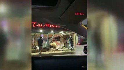 Beykoz'da Hafif Ticari Araç Kafeye Girdi