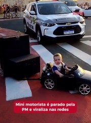 Mini motorista é parado pela PM e viraliza nas redes
