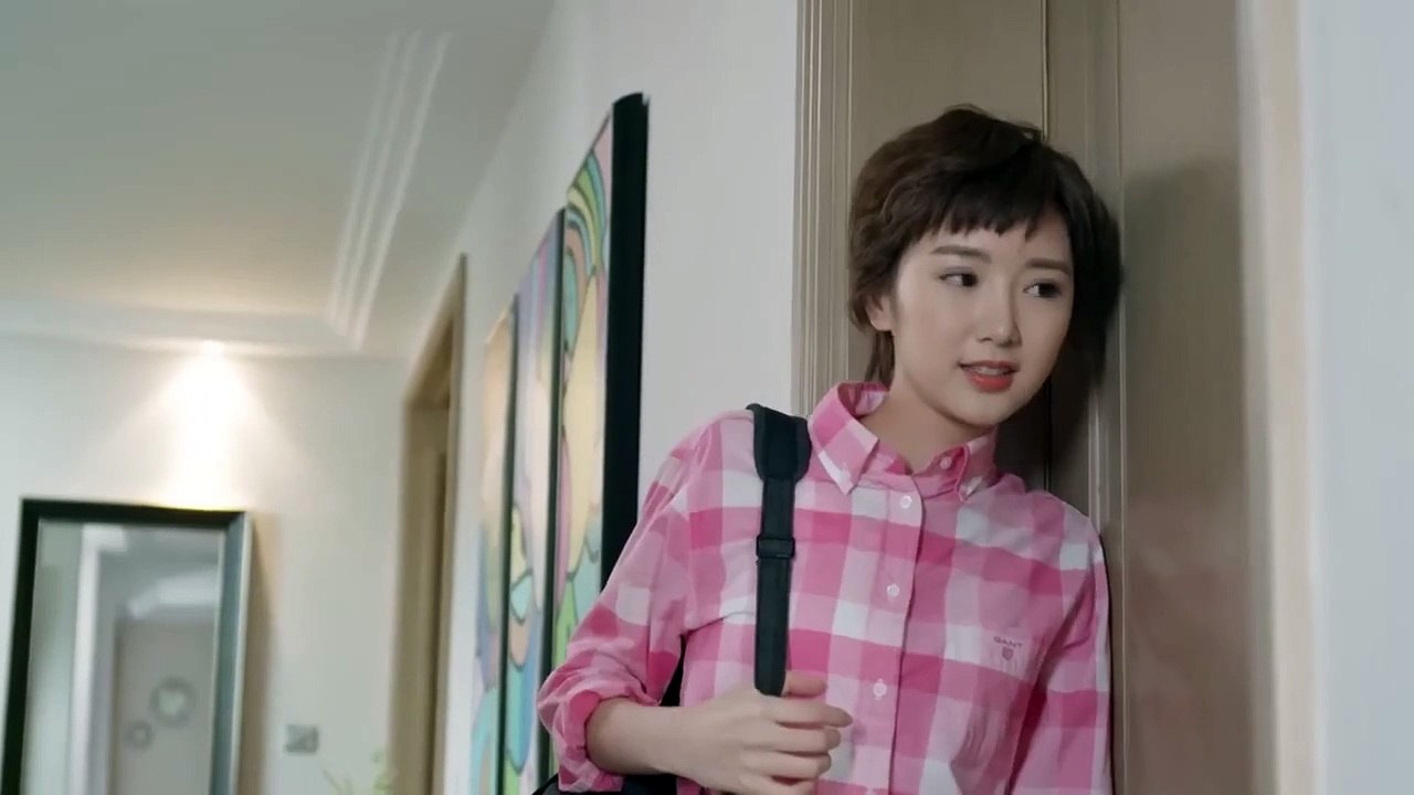 She and Xiao spent a night together, the strawberry marks on her neck made her extremely shy.