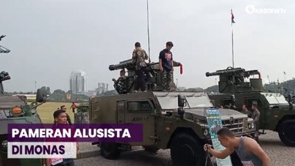 Скачать видео: Pameran Alusista di Monas Sedot Perhatian, Warga Berswafoto hingga Naik Kendaraan Perang