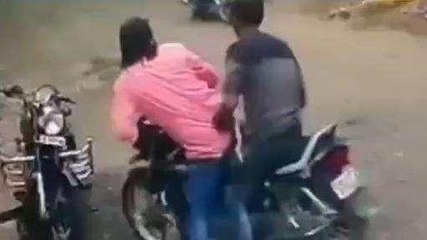 Live मौत: जहरीले सांप ने युवक को डसा, देखिए घटना के लाइव फुटेज