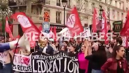 Fransa'da polis şiddetine karşı düzenlenen protestoda polisler kaçtı