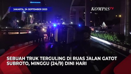 Download Video: Truk Penangkut Air Terguling di Gatot Subroto, Sempat Tutup Badan Jalan