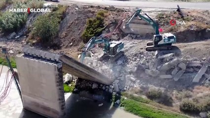 Depremin domino taşı gibi yıktığı köprüyü iş makineleri parçalamakta güçlük çekiyor