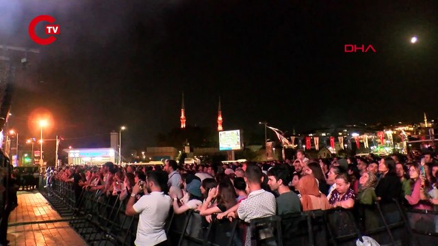 Mazhar Alanson Üsküdar'da sahne aldı: Şarkılarını 'Özkan Uğur' anısına seslendirdi