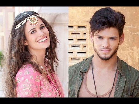 Coup de foudre à Jaipur (TF1 Séries Films) - Lucie Lucas et Rayane Bensetti : On s’est embrassés,