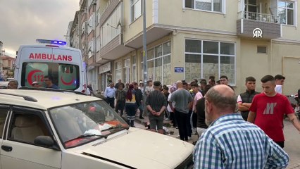 Otomobille çarpışan motosikletteki 2 kişi yaralandı