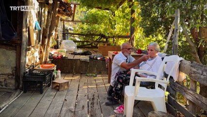 Alzheimer hastası eşini bir an olsun yalnız bırakmıyor