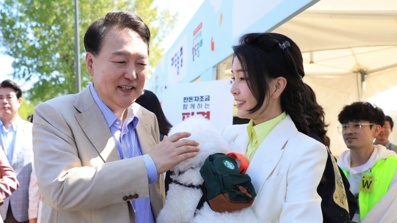 尹, 용산 '팔도 장터' 방문...추석 성수품 구입 / YTN