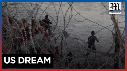 Migrants wade through river to cross US-Mexico border