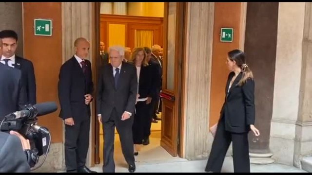 Mattarella rende omaggio a Napolitano alla camera ardente in Senato
