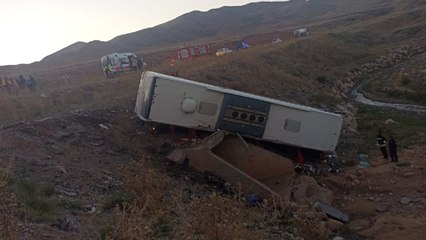 Erzurum'da yolcu otobüsü şarampole devrildi
