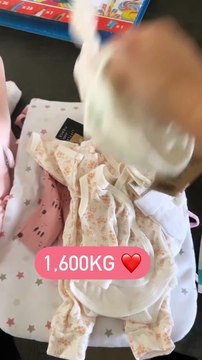 Dans la journée de samedi, Amandine Pellissard était bien heureuse d'annoncer une grande nouvelle à sa communauté Instagram.Amandine Pellissard émue à l'idée de pouvoir enfin habiller sa fille très prématurée Maéna. Instagram