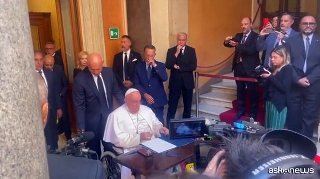 Napolitano, a sorpresa Papa Francesco alla camera ardente