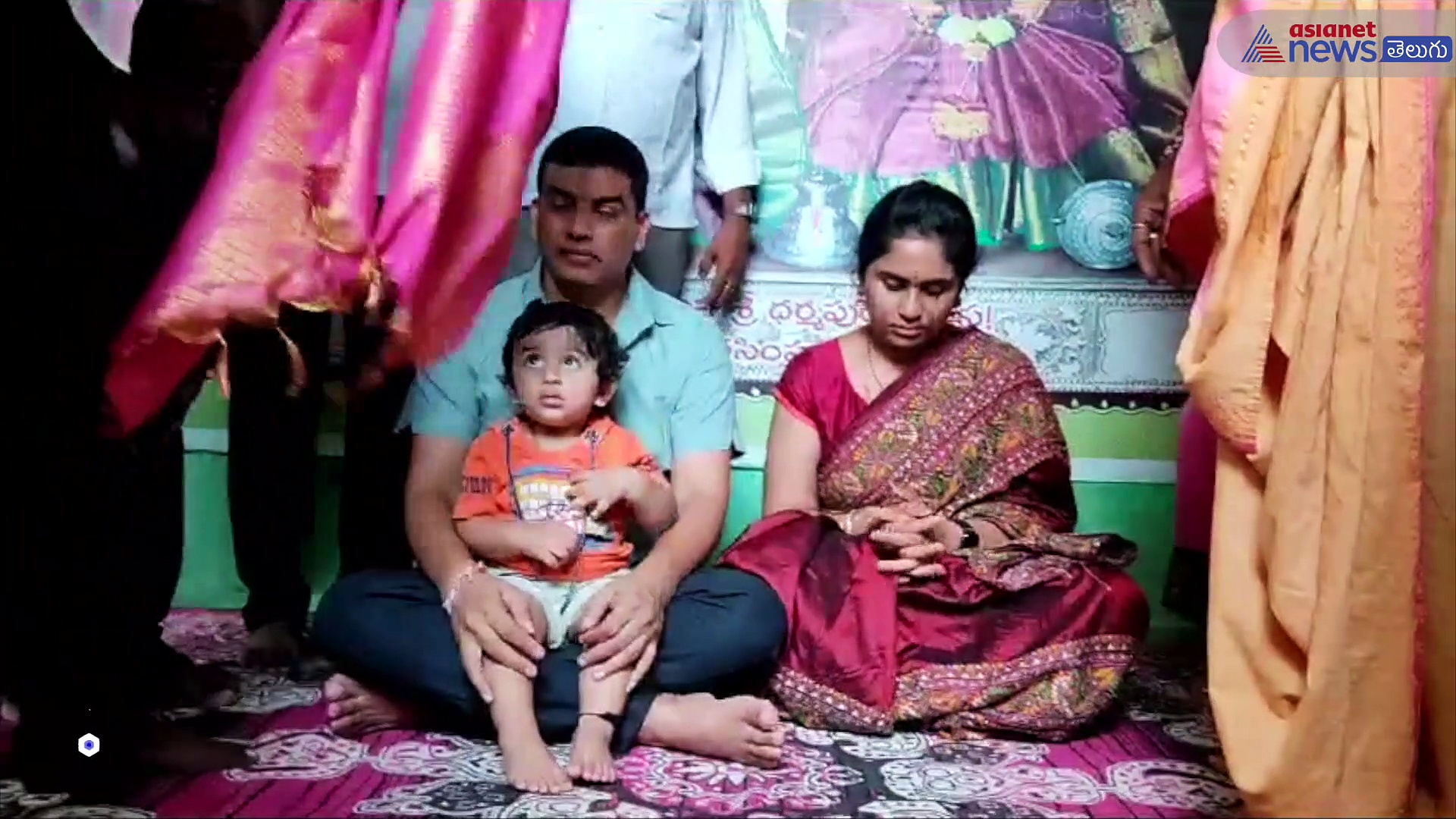 ధర్మపురి ఆలయంలో దిల్ రాజు కుటుంబం... కొడుకుతో కలిసి సందడి...