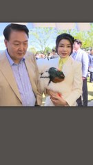 셀카 찍고, 떡메치고…용산 팔도장터 깜짝 방문한 尹대통령 부부