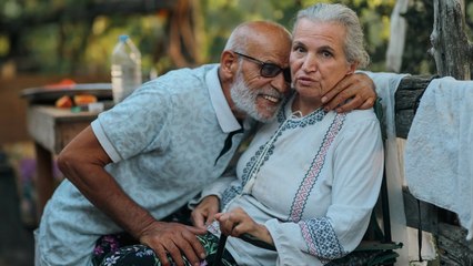 Köye yerleşip Alzheimer hastası eşine hayatını adadı