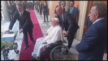 Napolitano, Papa Francesco al Senato alla camera ardente - Video