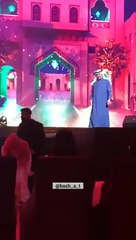 شاب يقتحم المسرح ليعانق محمد عبده وهكذا تصرف فنان العرب