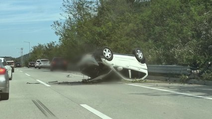 광주대구고속도로에서 차량 전복...일가족 4명 부상 / YTN