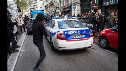 Pourquoi un policier a-t-il pointé son arme sur des manifestants à Paris ?