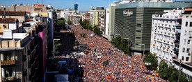 La imagen: miles de personas reunidas protestando contra Sánchez