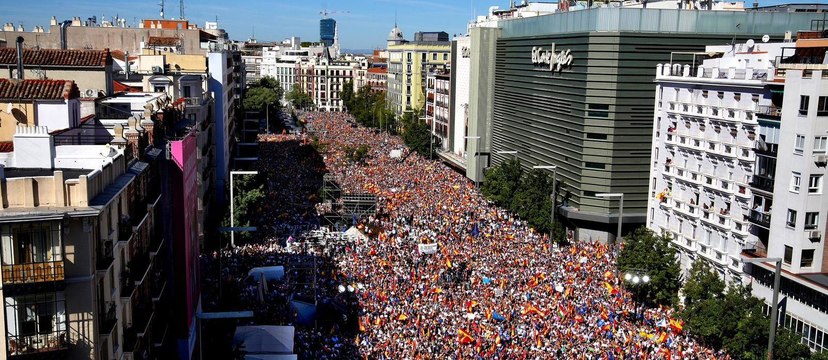 La imagen: miles de personas reunidas protestando contra Sánchez