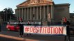 La banderole #Destitution devant l'Assemblée Nationale. Paris/France - 24 Septembre 2023