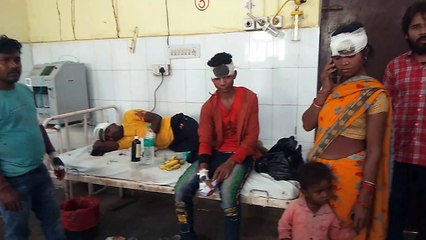 लोक परिवहन बस की टक्कर से टेम्पो उछलकर पदयात्रियों पर गिरा, पिता पुत्र सहित पांच की मौत