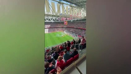 Deplasman gol attıkça ev sahibi taraftarlar çıldırdı! Ajax-Feyenoord maçı tatil edildi