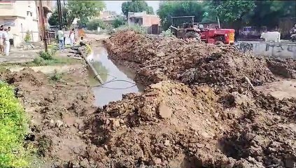 खुदाई के दौरान टूटी पाइप लाइन, दो दर्जन घरों की पेयजल सप्लाई ठप