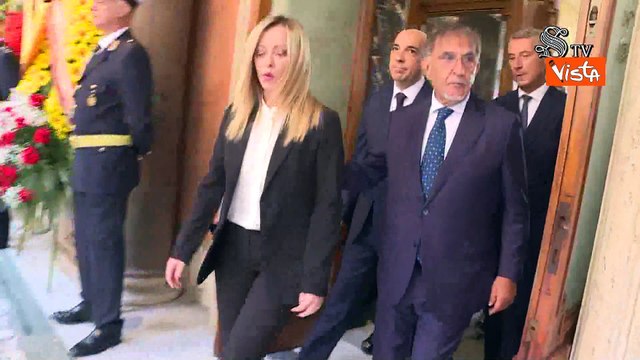 Meloni alla camera ardente di Napolitano omaggia la moglie Clio e i famigliari