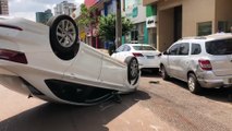 Jetta capota após acidente de trânsito no Centro