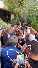 Γάμος Αγγελόπουλου-Βαμβακούση: Το τρυφερό φιλί και η αγκαλιά κατά την άφιξη της νύφης