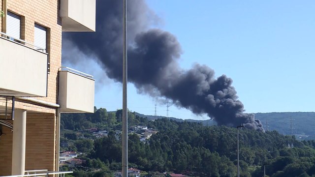 92 bombeiros continuam a combater incêndio em fábrica de pneus de Penafiel