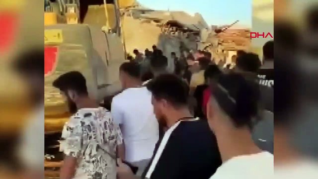 Hatay'da kontrollü yıkılan 8 katlı bina iş makinesinin üzerine devrildi: 1 ölü, 3 işçi enkaz altında
