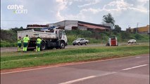 CARRETA DERRUBA CARGA DE GRÃOS NA PISTA