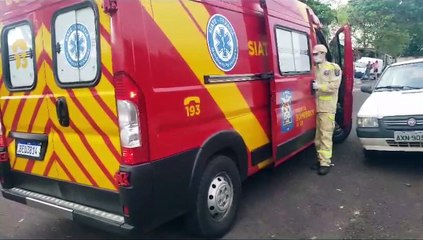 Mulher cai, bate em porta e sofre suspeita de fratura no ombro