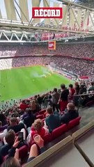 ¡SUSPENDIDO! Por esta acción fue suspendido el encuentro del Ajax con Feyenoord