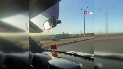 Motosikleti yatarak kullandı, yürekli ağza getirdi