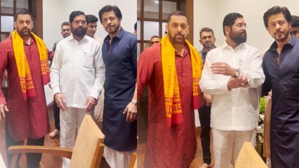 SRK & Salman: CM के घर दर्शन करने पहुंचे SRK और Salman ने किया एक-दूसरे को Hug । FilmiBeat