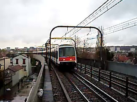 MI84 sans arret à la gare de Neuilly Plaisance sur la ligne A du RER