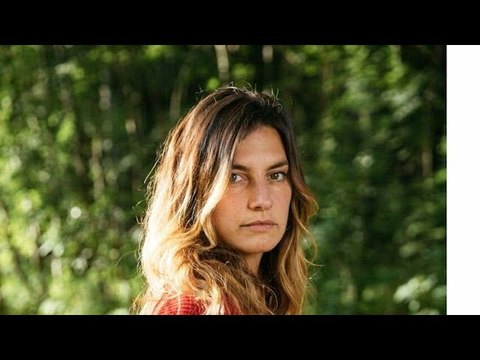 Laëtitia Milot à la plage : sublime en maillot de bain, elle dévoile son joli décolleté et fait cr