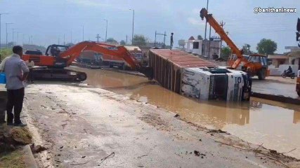 अजमेर: अनियंत्रित ट्रेलर सड़क पर पलटा, फिर देखिए कैसे क्रेनों से उठाया?
