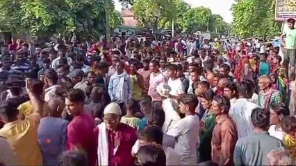 प्रतापगढ़: सड़क हादसे में हुई दो युवकों की मौत, शव को सड़क पर लगाया जाम