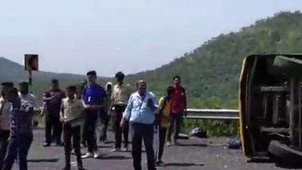 ददर्नाक हादसा: छात्रों से भरी स्कूल बस पलटी,सड़क पर मची चीख पुकार
