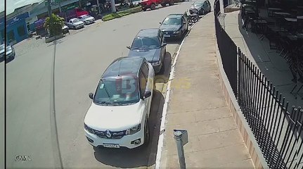Polícia procura suspeito de esfaquear homem em plena luz do dia que caminhava em calçada