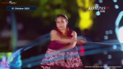 Aksi Para Atlet Indonesia Tampil di Catwalk Istana Berbatik