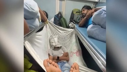 WATCH: भीड़ से खचाखच ट्रेन में झूलता दिखा शख्स, देसी जुगाड़ का वीडियो VIRAL
